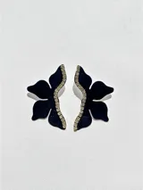 Aros colgantes con forma de flor roja con glitter, detalle de strass y gancho de acero quirúrgico.