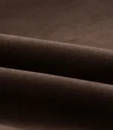 Campera marrón con cierre frontal, cuello inglés, bolsillos laterales y bajo con elástico. Presenta detalles de recortes en la parte superior. Marca Marfinno.