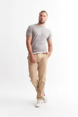 Remera gris de manga corta con cuello redondo y detalles blancos a contratono en cuello y ruedo.
