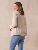Chaqueta blanca de algodón marca Dash, con bolsillos simulados en el frente.