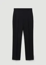Pantalón de vestir negro de corte recto, tiro alto y tejido de mezcla de lana con forro interior. Cuenta con trabillas, bolsillos laterales y traseros de ribete. Cierre frontal oculto con botón, gancho y cremallera.