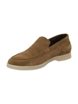 Mocasín marrón de cuero italiano con suela de goma.