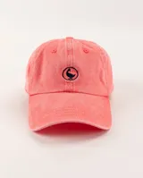 Gorra de béisbol color salmón con efecto lavado y logo bordado en azul marino.