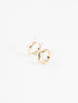 Set de anillos en diseños irregulares, uno plateado y otro dorado.