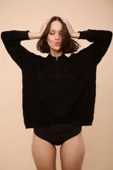 Campera con cierre frontal, de tejido con textura ondulada y rayas horizontales.