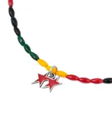 Collar con cuentas de madera en colores rojo, amarillo, verde y negro, con dije de dos estrellas rojas.