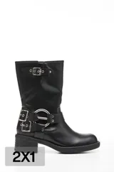 Bota negra de ecocuero de caña baja, con base de 1,5 cm, taco de 2,5 cm y caña de 21 cm de alto.