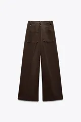 Pantalón de jean azul oscuro, de tiro alto y corte wide leg.