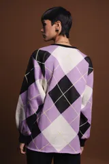 Sweater holgado con patrón de rombos en lila, negro y blanco, con detalles de lurex.