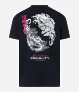 Remera negra de algodón con cuello redondo y mangas cortas. Estampa en la espalda con dos carpas koi y texto en japonés.