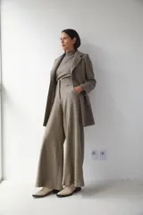 Tapado corto entallado color marrón claro con textura de espiga, cuello solapa y manga larga. Cierre frontal con botones.