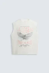 Musculosa blanca con efecto lavado, cuello redondo y sisa ancha. Estampado frontal con la leyenda "L.A. Legend Trailblazer" y un águila.