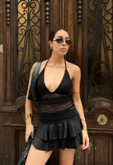 Top blanco con escote halter y espalda descubierta.
