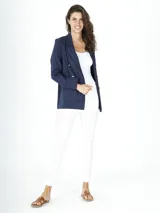 Blazer cruzado color azul con botones dorados y diseño clásico.