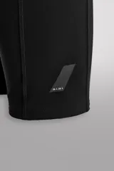 Mallas de entrenamiento negras confeccionadas en tejido técnico y elástico en cuatro direcciones, con cintura elástica ajustable con cordón interior, bolsillo lateral en pernera y logo estampado.