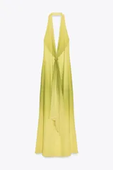 Vestido largo amarillo con degradé a verde, de escote halter con pañuelo integrado y espalda descubierta.