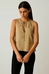 Musculosa color beige de lino y viscosa, con cuello en V y lazo ajustable.