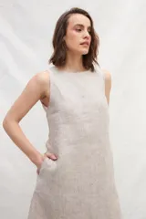 Vestido midi negro de lino, corte recto, sin mangas y con escote redondo.