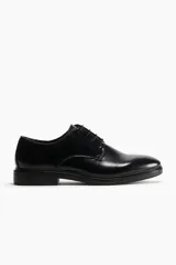 Zapatos de vestir Derby negros de cuero, con cordones abiertos, forro de lona y suela con diseño. Taco de 2,9 cm.