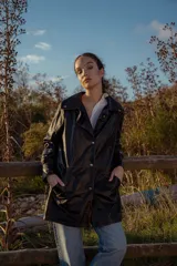 Chaqueta de cuero ovino italiano color negro, con cuello clásico, cierre frontal con botones a presión, bolsillos laterales con solapa y costuras en contraste color naranja.