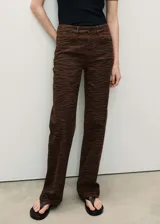 Pantalón de jean marrón con estampado animal print de cebra, de corte recto y tiro alto.