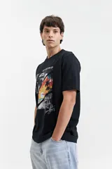 Remera negra de manga corta con estampado de palmeras y puesta de sol.