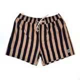 Short de baño para hombre con rayas verticales color negro y beige, cintura elástica con cordón ajustable y logo circular de la marca en la pierna derecha.