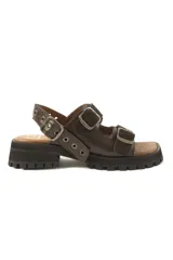Sandalias de cuero marrón con plataforma track y hebillas metálicas.