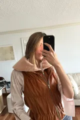 Chaleco de cuero ovino color caramelo con doble cierre y cuello desmontable de lana.