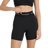 Shorts deportivos negros New Balance Sleek WS51182BK, de tiro alto y corte ajustado. Confeccionados en tejido elástico con tecnología NB DRY de secado rápido y logo estampado en la cintura.