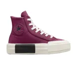 Championes de caña alta color berry, con suela gruesa y diseño inspirado en los años 90.