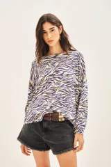 Sweater de tejido de punto con estampado animal print en tonos beige y azul, de calce relajado y tajos laterales.