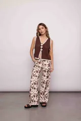 Pantalón de jean color beige con estampado de manchas marrones tipo vaca, de corte wide leg y tiro medio.