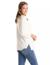 Blusa de manga tres cuartos color blanco, con cuello redondo y tres apliques verticales de puntilla con tachas en el centro del frente.