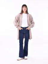 Saco color beige de tejido de punto, con mangas largas y corte holgado.
