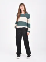 Buzo de tejido de punto color verde oscuro y beige, con diseño de rayas horizontales anchas y cuello redondo.