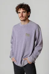 Buzo violeta de corte clásico con logo bordado en el pecho.