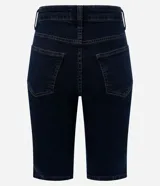 Bermuda femenina confeccionada en jeans, modelo new ciclista, con trabillas en la cintura, bolsillos y cierre delantero con botón y cremallera.