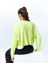 Sweater cropped de manga larga, color azul, con textura suave y diseño holgado.