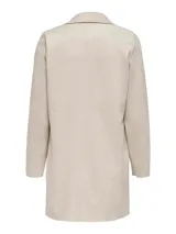 Abrigo largo color beige, tipo blazer, con solapa clásica y bolsillos laterales.