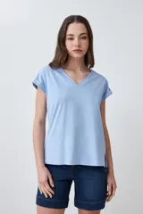 Remera verde de corte clásico con cuello en V y mangas cortas con dobladillo.