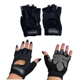 Guantes de entrenamiento negros con palma acolchada antideslizante y dorso de malla transpirable. Cierre de velcro ajustable en la muñeca y logo "GAINS." en el dorso de la mano.