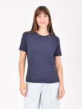 Remera color tostado de corte clásico y mangas cortas.