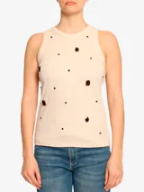 Musculosa marrón con cuello redondo y apliques de joyas en el frente.