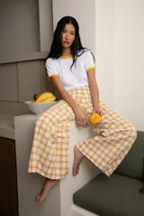 Pantalón de lino italiano con estampado escocés en tonos marrón, beige, amarillo y naranja. De tiro medio alto y corte oxford.