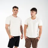 Remera negra de algodón y elastano, corte slim fit, con cuello redondo y logo 'GAINS' estampado en el pecho.