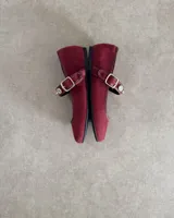 Ballerinas de gamuza color borgoña con correa sobre el empeine adornada con apliques de strass y hebilla metálica.