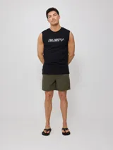 Short de baño negro con logo de la marca Rusty estampado en blanco en la pierna derecha.