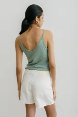 Short de denim color bordó, de tiro medio y corte recto.