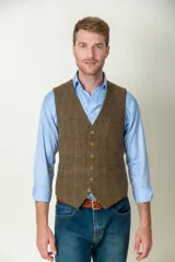 Chaleco de tweed marrón con diseño a cuadros, cierre frontal con botones dorados y dos bolsillos delanteros.